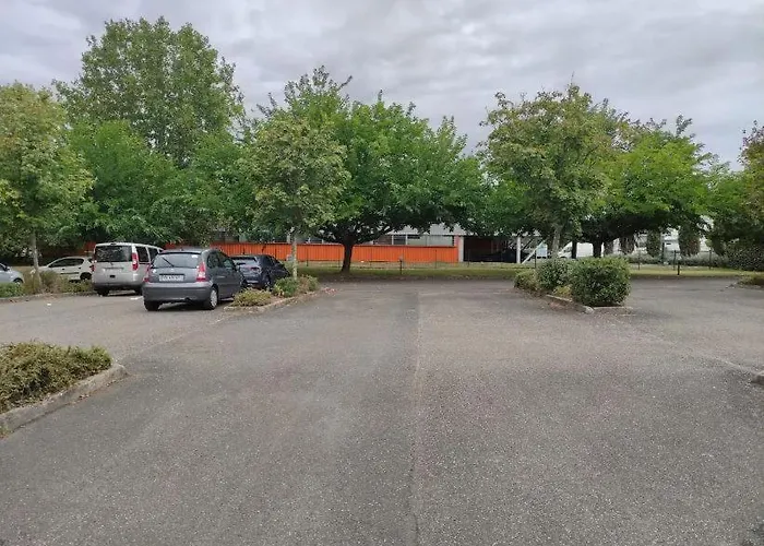 Le Panoramique - Parking, Tram A, Netflix